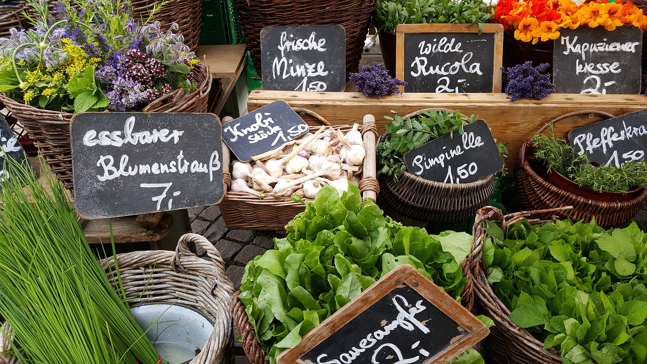 Veranstaltungen: Wochenmarkt - Blick auf Stand mit Gemüse