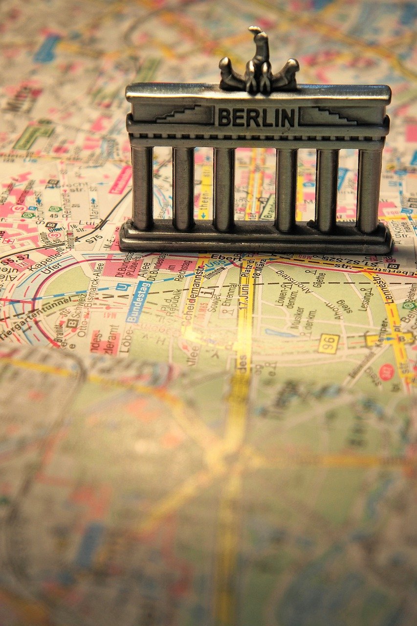 Berlin Karte - Sicht auf Stadtplan mit Brandenburger Tor