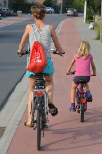 Fahrradweg: Sicht von hinten auf Mutter und Kind