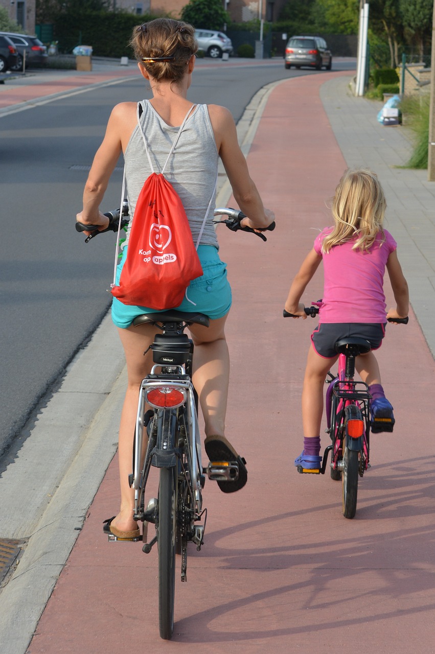 Fahrradweg: Sicht von hinten auf Mutter und Kind