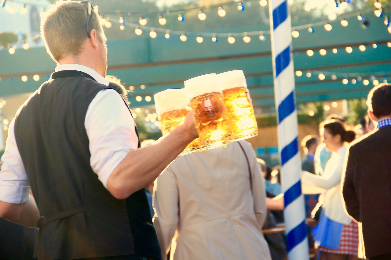 Oktoberfest: Kellner trägt Maas Bier