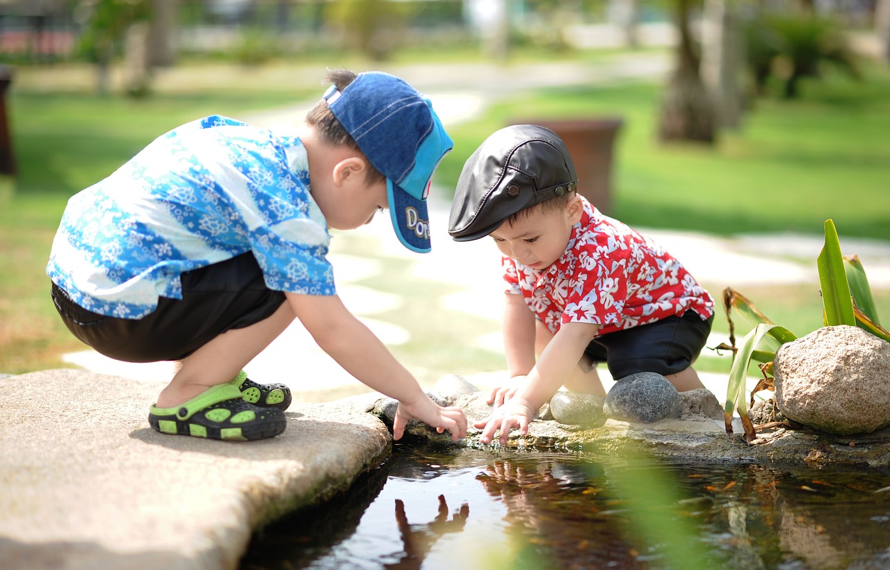 Sommerfest: Kinder spielen am Teich